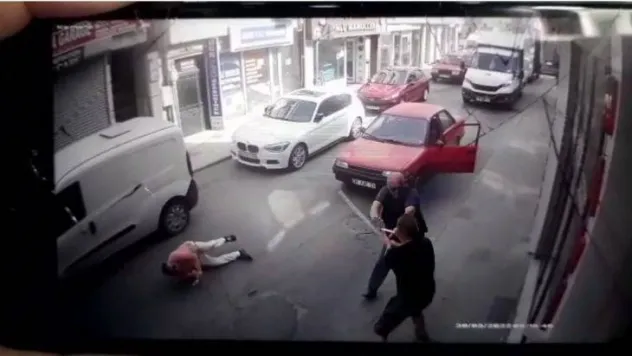 Silivri'de tartıştığı baba ile oğluna bıçakla saldırdı: O anlar kamerada