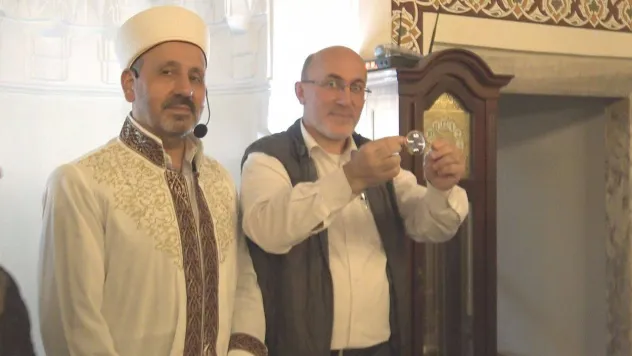 Tarihi camide Sakal-ı Şerif İzdihamı