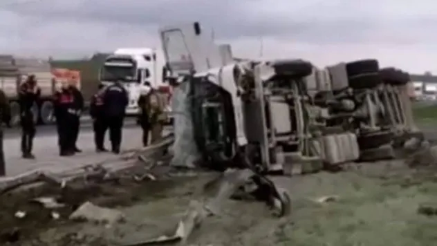 TEM Otoyolu'nda tır devrildi: 1 ölü