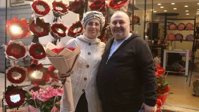 '11 kez istedim, 11'incide aldım' dedi, 26 yıllık aşkını gül ile taçlandırdı