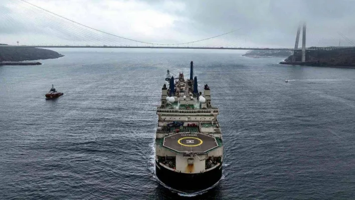 ''Castorone'' İstanbul Boğazı'ndan geçti