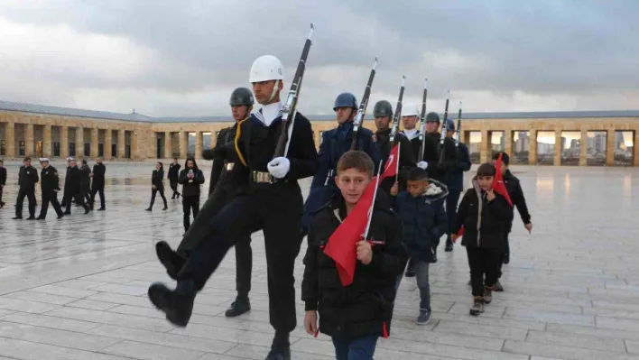 'Anıtkabir'de saygı nöbeti' videosuyla gündem olan öğrenciler Anıtkabir'i ziyaret etti