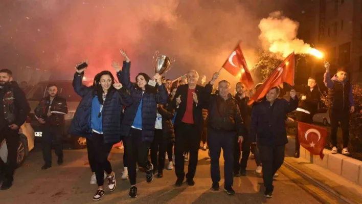 'Bizim Kızlar'  coşkulu sevinç gösterileriyle karşılandı