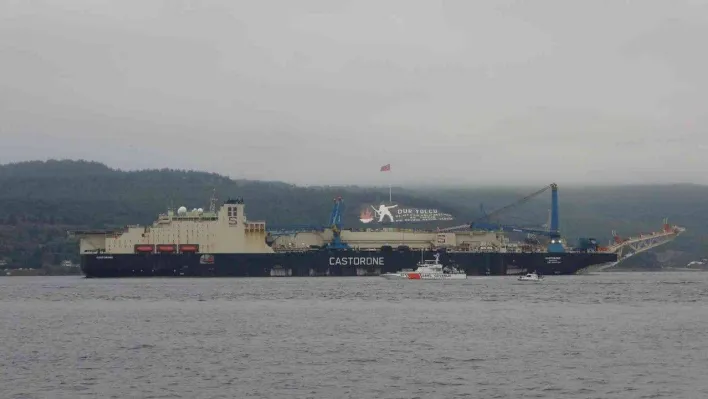 'Castorone' isimli boru döşeme gemisi, Çanakkale Boğazı'ndan geçti