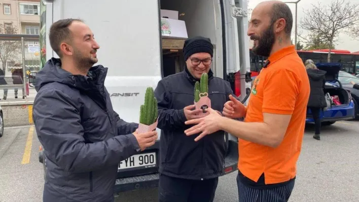 'Çiçek Doktoru' Öğretmenler Günü'nde bir kamyon dolusu çiçek dağıttı