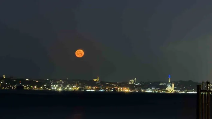 'Çilek Dolunayı' İstanbul Avrupa Yakası'ndan böyle görüntülendi