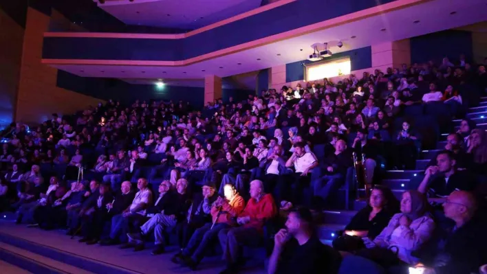 'Deli İbram Divanı' oyunu yoğun ilgiyle sahnelendi