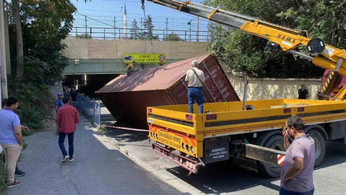 'Dikkat Düşük Köprü' tabelasını görmeyen tır sürücüsü alt geçide çarptı