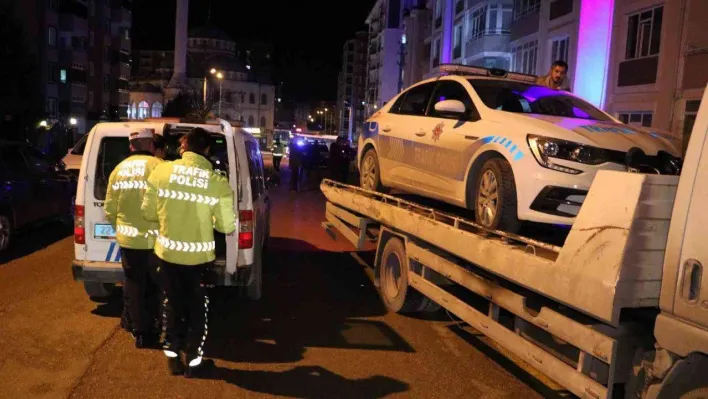 'Dur' ihtarına uymayan ehliyetsiz sürücü polis aracına çarpınca yakalandı