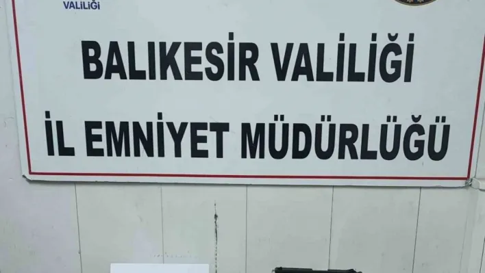 'Dur' ihtarına uymayarak kaçan 2 motosikletli uyuşturucu ve silahla yakalandı