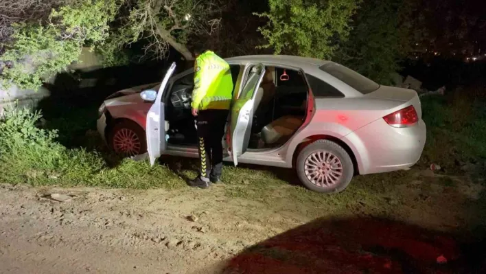 'Dur' ihtarına uymayıp 15 kilometre kaçtı, kaza yapınca yakalandı