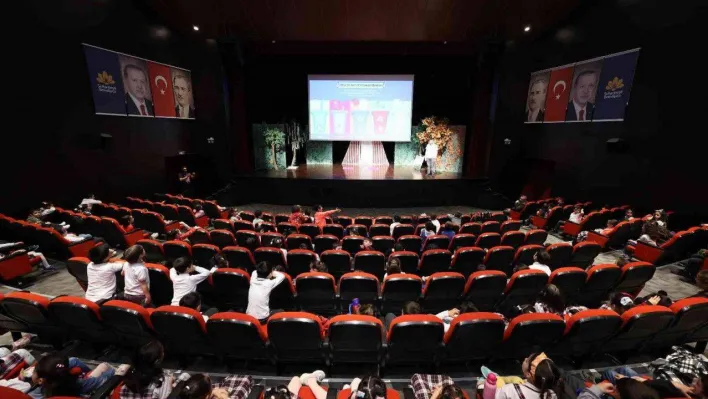 'Küsmesin Yıldızlar' tiyatro oyunu ile öğrencilerle buluştu