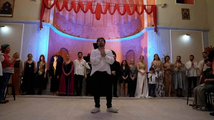 'Pera'nın Seslerinden Adımlara' Neziroğlu'nun koleksiyonu ile izleyicilerle buluştu