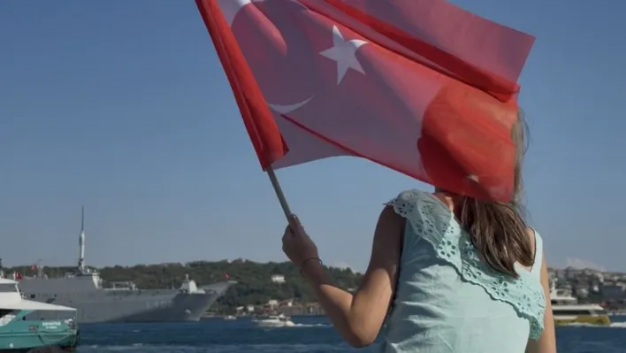 'TEKNOFEST Mavi Vatan'da 9 geminin Boğaz'dan geçişine vatandaşlardan yoğun ilgi