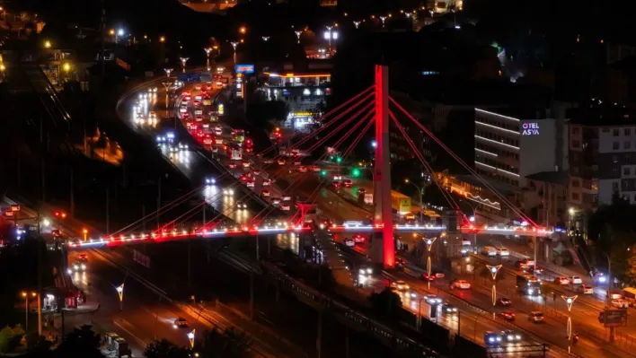 'Terörsüz Türkiye' için üst geçitler aydınlatıldı