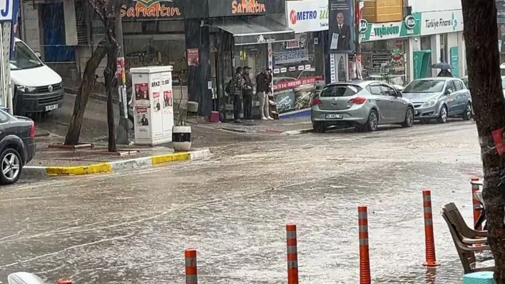 10 dakika yağdı, yollar göl oldu