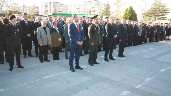 10 Kasım'da Atatürk saygı ve özlemle anıldı