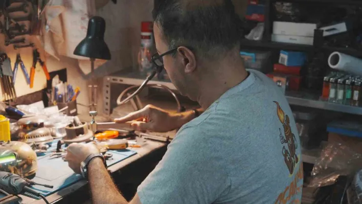 10 metrekarelik atölyesinden Türkiye'ye ulaşıyor