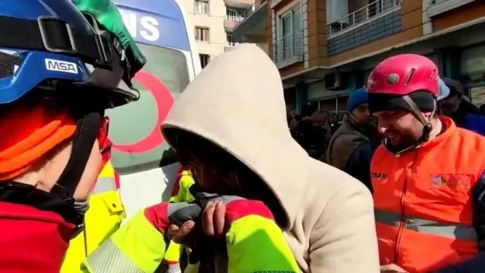 103 saat sonra yakınını kurtaran elleri ağlayarak öptü: 'Siz bir meleksiniz'