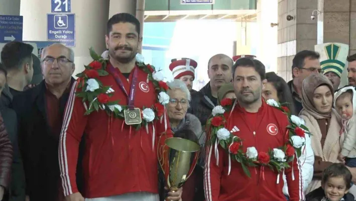 11. kez Avrupa şampiyonu olan milli güreşçi Taha Akgül'e Ankara'da coşkulu karşılama