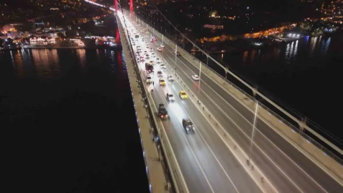 15 Temmuz Şehitler Köprüsü'nde bir aracın lastiği patladı: Kilometrelerce araç kuyruğu havadan görüntülendi