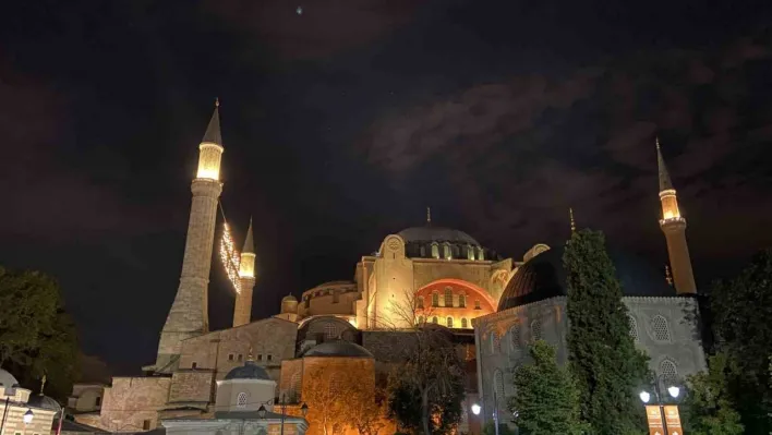 15 Temmuz'un 8'inci yıl dönümünde İstanbul'da camilerde sela okundu