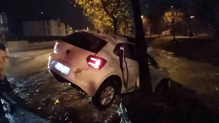 16 yaşındaki genç babasından habersiz otomobili kaçırdı, sonu hastanede bitti