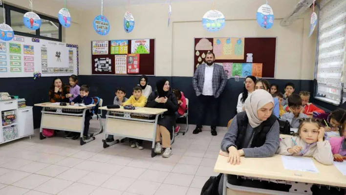 16 yıl sonra mezun öğrencilerini karşısında gördü, gözyaşlarını tutamadı