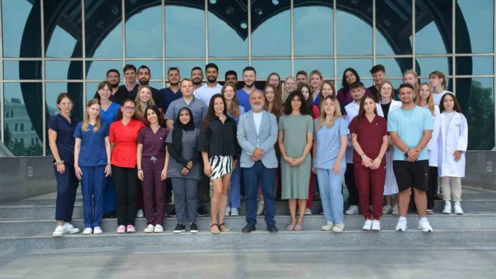 17 ülkeden gelen tıp ve eczacılık öğrencileri, Kıbrıs'ta buluştu