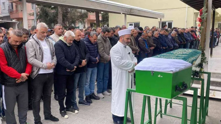 17 yaşındaki kızı tarafından bıçaklanarak öldürülen baba toprağa verildi