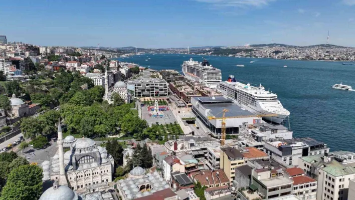 2 dev gemi İstanbul'a demirledi