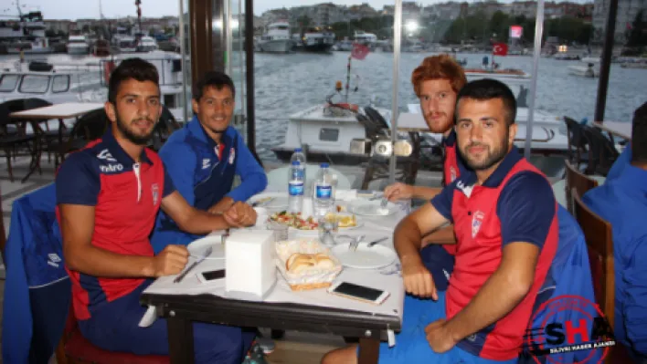 Futbolcu ve yönetim yemekte bir araya geldi