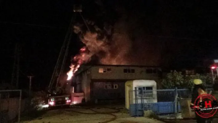 Fabrika cayır cayır yandı