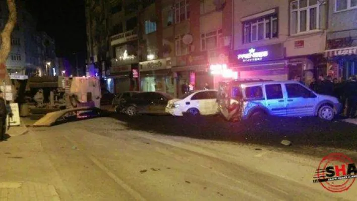 6 aracın hasar gördüğü kaza kamerada