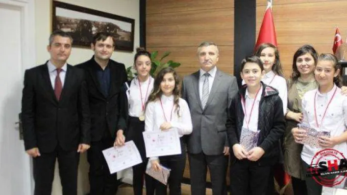 E- Twinning Ekibi Öğrencileri Ödüllendirildi