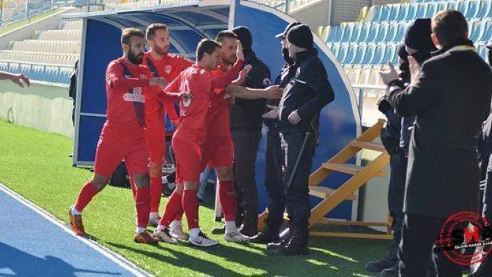 Silivrisporlu futbolcular da polislere koştu