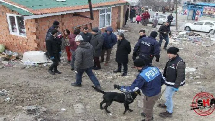 Uyuşturucuları Sobada Yakmaya Çalıştılar