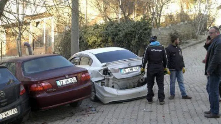 Freni patlayan otomobil park halindeki araçları biçti