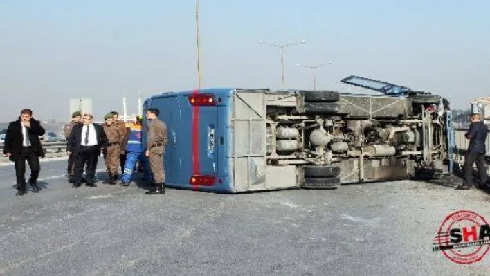 Tem otoyolunda cezaevi aracı devrildi