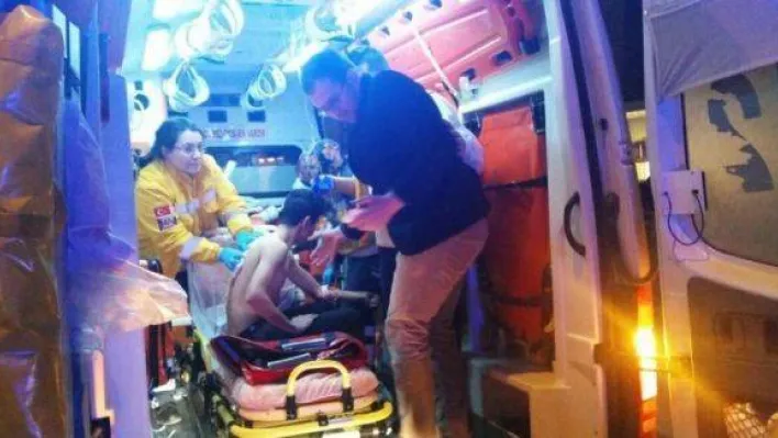 Ücret vermeden tramvaya binmek isteyen Suriyelileri uyarınca bıçaklandılar