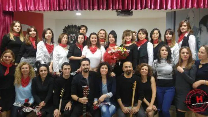 Öğretmenler korosu meslektaşları için söyledi