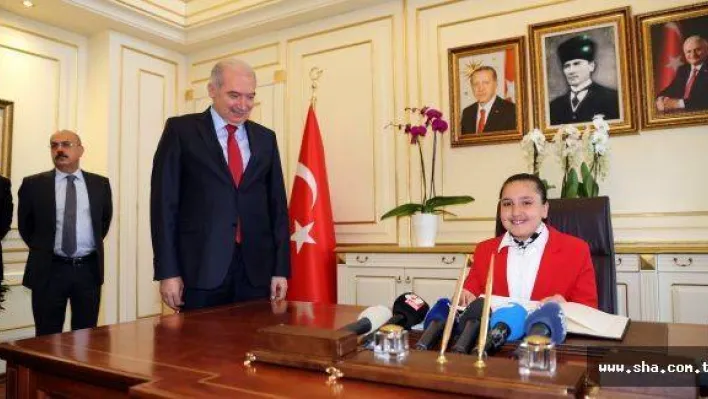 Mevlüt Uysal, koltuğunu Silivrili Yağmur'a bıraktı