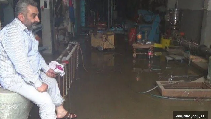 İşyerini su bastı ! Kara kara düşünüyor
