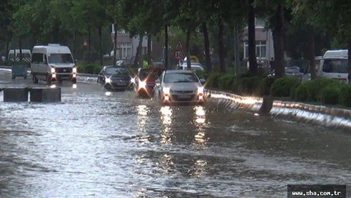 Silivri'yi sağanak yağış vurdu