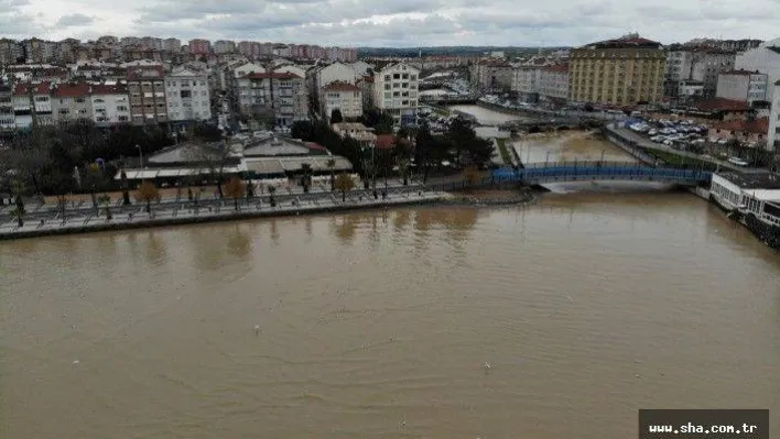 Silivri sahili Kahverengiye Büründü