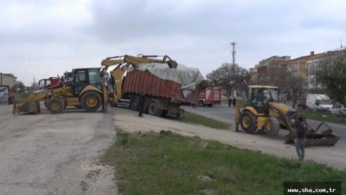 Hurda Yüklü Kamyon Devrilmekten Son Anda Kurtarıldı