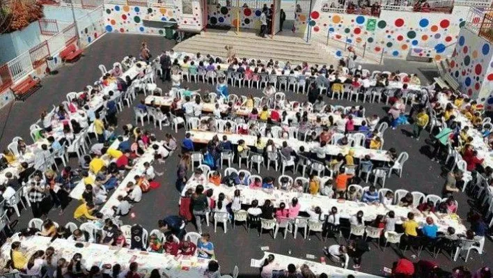 Çocukların renklerle dansı