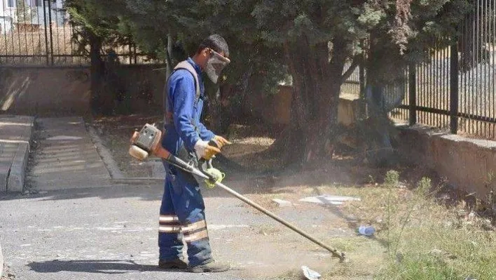 Belediye Ekipleri Okul Bahçelerini Temizledi