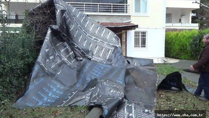 Şiddetli rüzgar bir binanın çatı parçalarını uçurdu