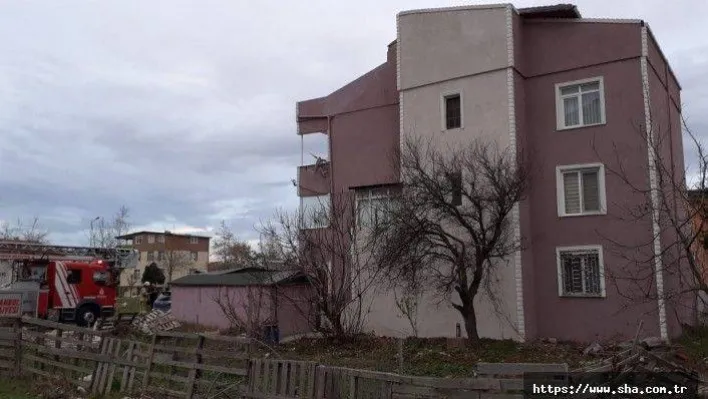 Şiddetli rüzgâr binanın çatısını uçurdu